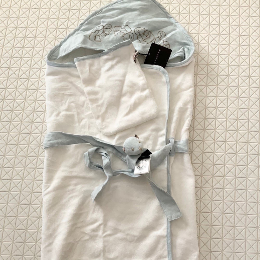 Burberry newborn towel gift set *NWT*